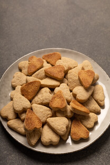 Plaat van koekjes op donkere achtergrond