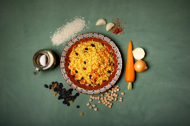 Plaat van oosterse pilaf op de groene tafel