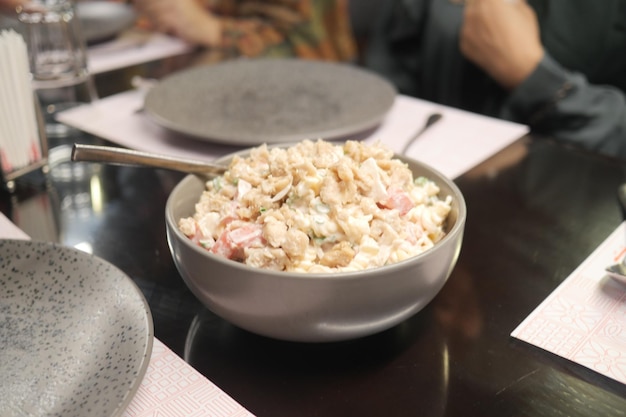 Plaat van room en kruidenpasta op tafel