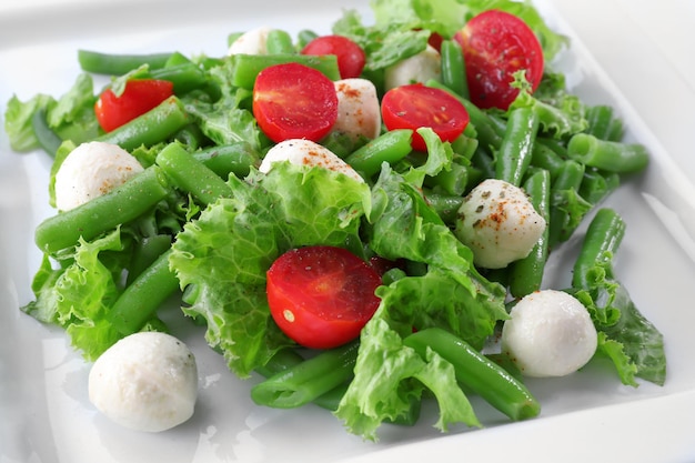 Plaat van salade met sperziebonen close-up