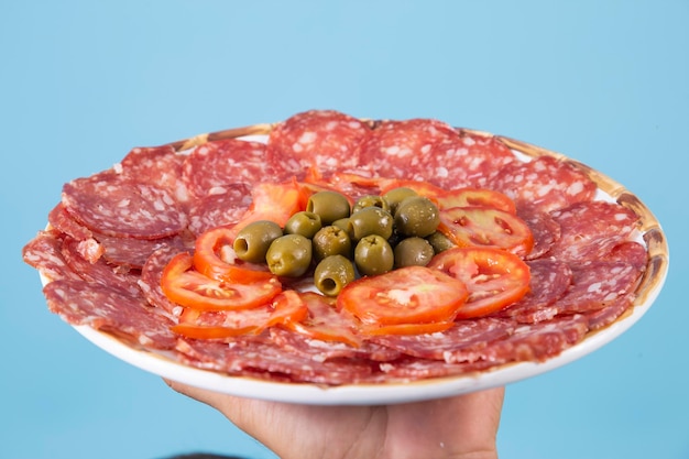 Plaat van salami met tomaten en olijven