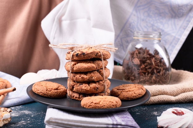 Plaat van sweeties en twee taarten en koekjes met kaneel