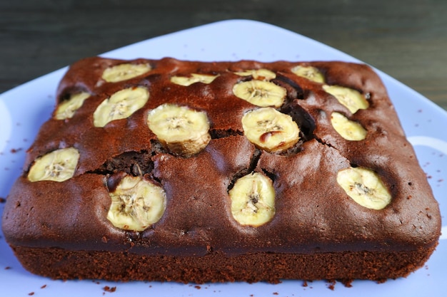 Plaat van verrukkelijke versgebakken pure chocolade banaan volkoren cake