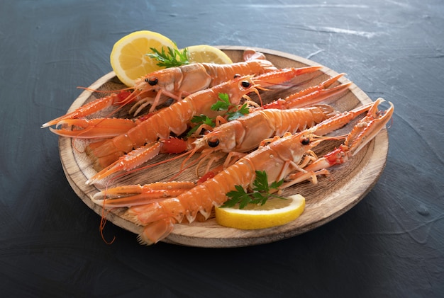 Plaat van verse langoustines op rustieke achtergrond