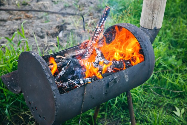 Plaats voor barbecue buiten. Vuur met hout. Zomertijd voor grill.