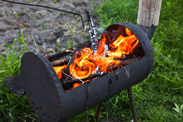 Plaats voor barbecue buiten. Vuur met hout. Zomertijd voor grill.