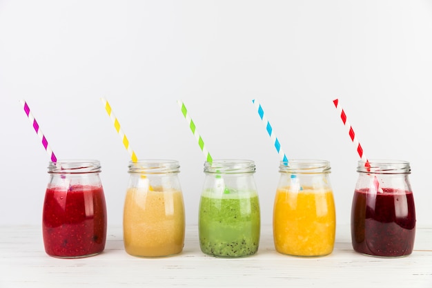 Plaatsing van smoothies met rietjes