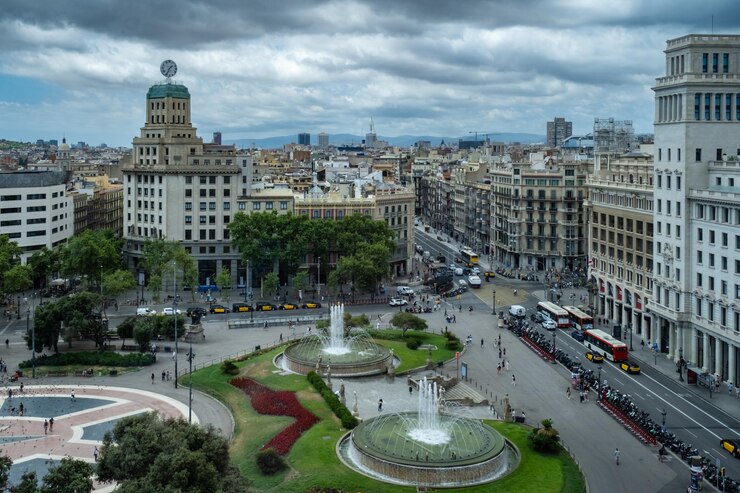スペイン、バルセロナのカタルーニャ広場カタルーニャ広場曇り空を背景にしたバルセロナの街並み