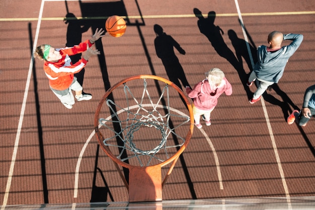 Foto posto per il basket. vista dall'alto di un canestro sopra un campo da basket professionale