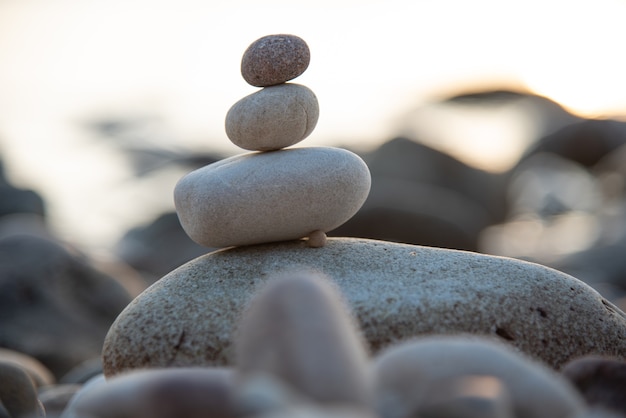 Place the stones stacked tower.