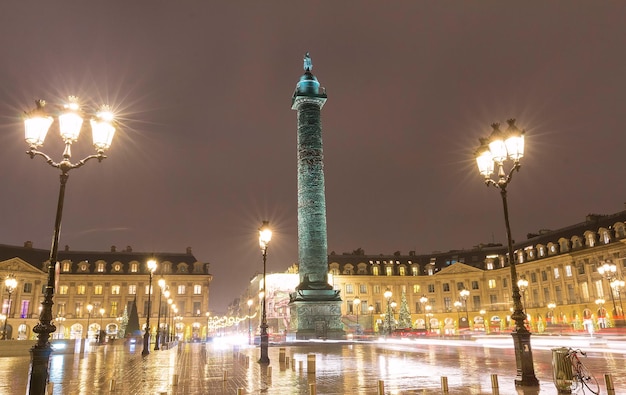 Il posto vendome nella notte piovosa parigi francia