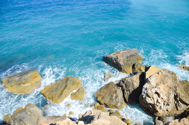 Foto un luogo dove la riva incontra il mare blu