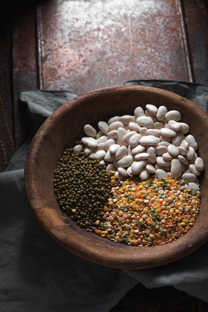 Placer green and white beans in a wooden bowl