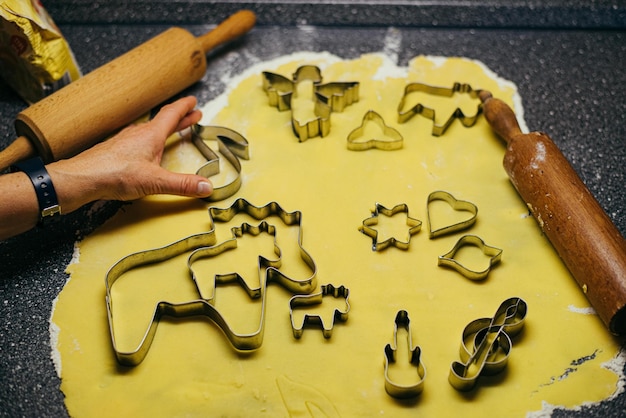 Foto mettete un taglia-biscotti sopra l'impasto.