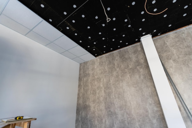 Plafond en verlichting in kantoorgebouw.