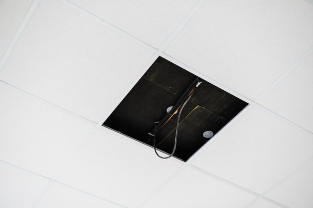 Foto plafond en verlichting in kantoorgebouw.