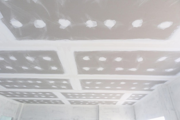 Plafond gipsplaat installatie op bouwplaats