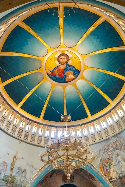 Plafondschildering van Christus in de orthodoxe kathedraal van de opstanding van Christus nabij het Skanderbeg-plein in Tirana, Albanië