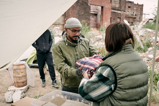 Plaid geven aan migranten