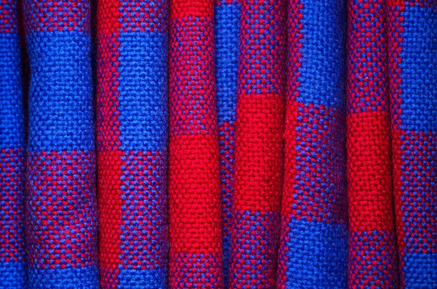 Materiale plaid. la gabbia rossa e blu copre il fondo