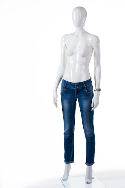 写真 プレーンブルーのスキニージーンズ。スキニージーンズの女性マネキン。アウトレットショップでのジーンズ販売。高品質な素材のパンツ。