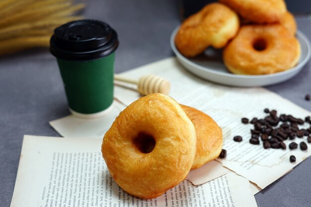 Photo plain donut and a cup of coffee