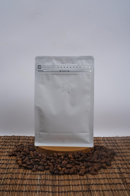 Photo plain standing pouch coffee