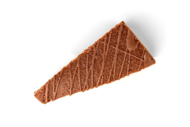 Plak van chocoladetaart met melkvulling en chocolade die op wit wordt geïsoleerd.