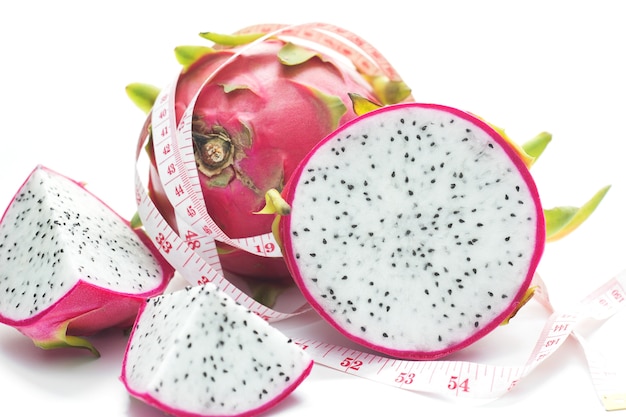 Plak van Dragon fruit op witte achtergrond.