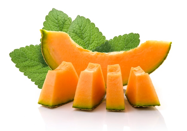 Plak van Japanse meloenen, oranje meloen of kantaloepmeloen met zaden die op witte achtergrond worden geïsoleerd