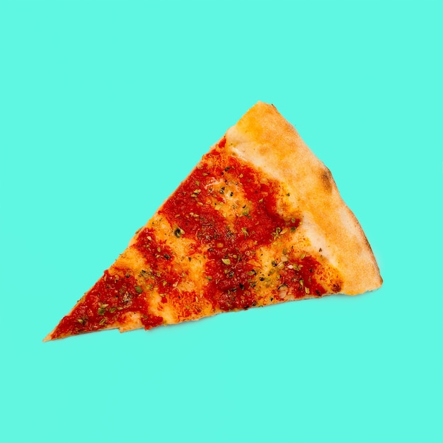 Foto plak van pizza op een blauwe achtergrond. minimale kunst