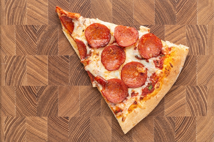 Foto plak van pizza op houten hoogste mening als achtergrond