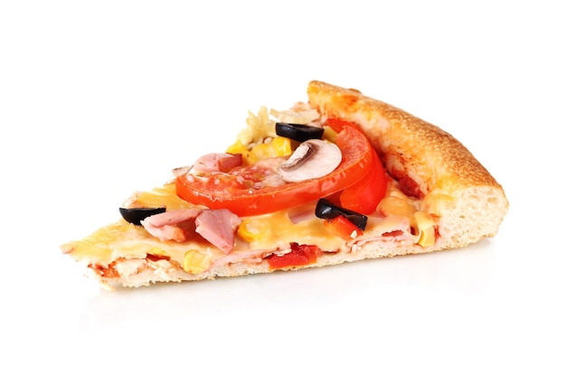 Plak van pizzaclose-up die op wit wordt geïsoleerd
