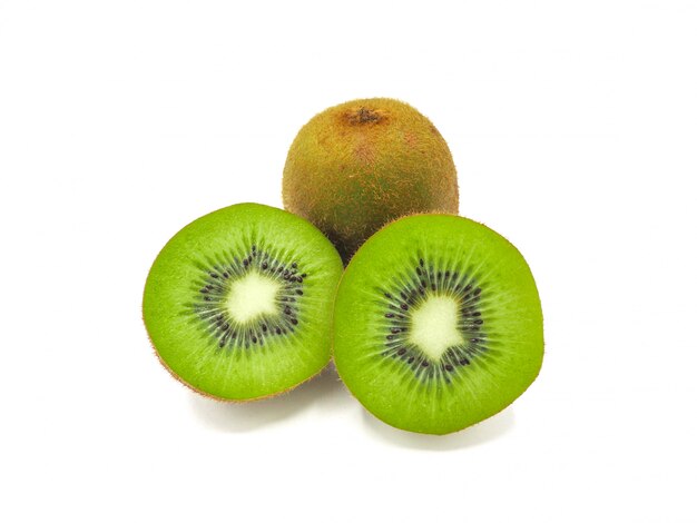 Plak van vers sappig heerlijk en gezond kiwifruit, dat op witte achtergrond wordt geïsoleerd.