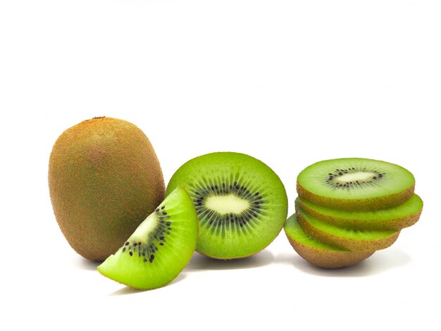 Plak van vers sappig heerlijk en gezond kiwifruit, dat op witte achtergrond wordt geïsoleerd.