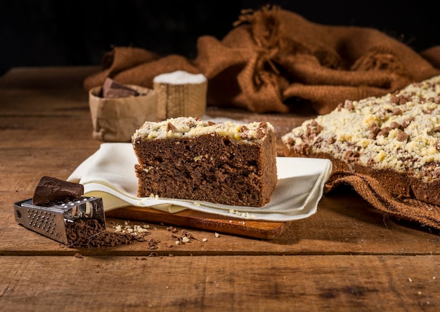 Plak van vierkante cake met chocoladedalingen.