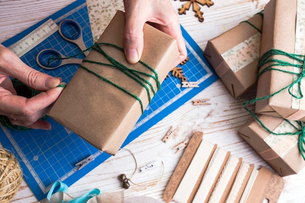 Plakboek achtergrond. kerst - meisje pakt cadeau