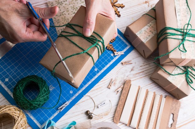 Plakboek achtergrond. kerst - meisje pakt cadeau