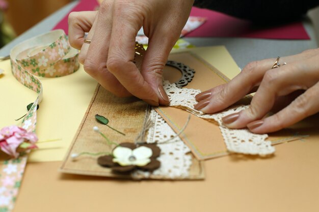 Plakboekachtergrond Kaart en gereedschap met decoratie