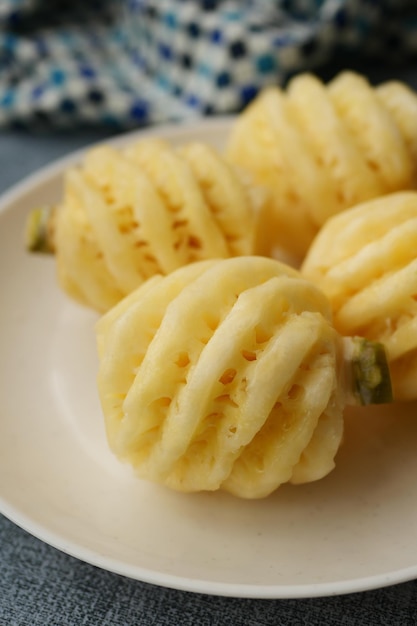 Plakje ananas op een bord op tafel