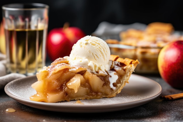 Plakje appeltaart met een bolletje gesmolten vanille-ijs