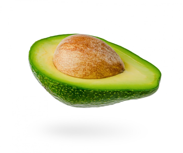 Plakje avocado met kern geïsoleerd op wit.
