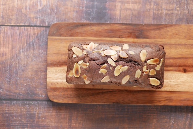 Plakje bakkerij fruitcake op snijplank