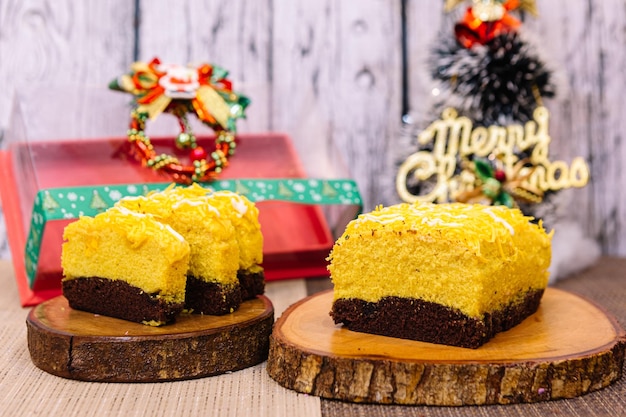 Plakje bananencake met kerstversiering