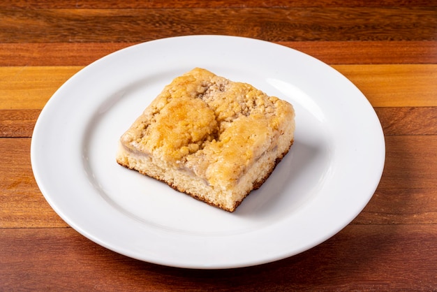 Plakje bananencake op een witte plaat op een houten tafel