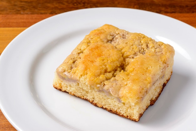 Plakje bananencake op een witte plaat op een houten tafel