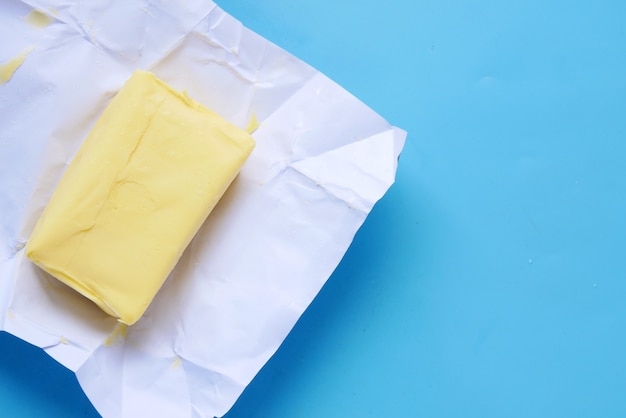 Plakje boter op een papier op tafel