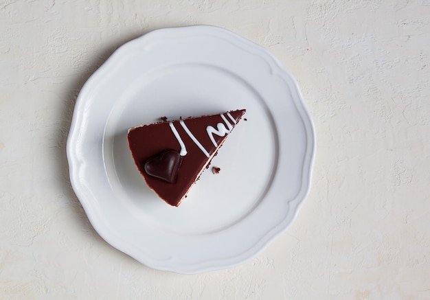 Plakje cake bird39s melkchocolade biscuitgebak met soufflé zoet dessert op een witte plaat close-up horizontaal geen mensen