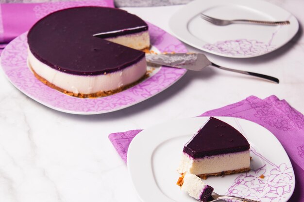 Plakje cheesecake met bessencoulis bovenop en selectieve focus