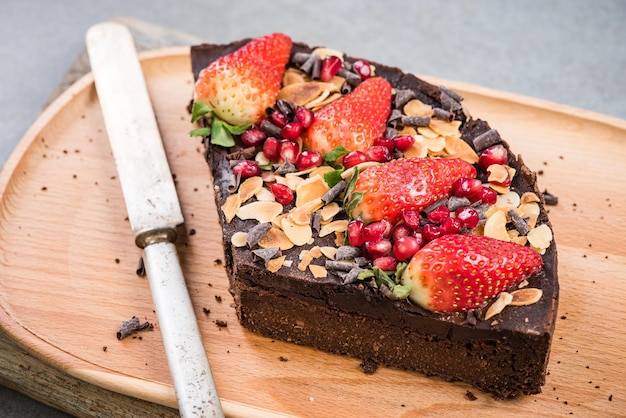 Plakje gezonde brownie met aardbei